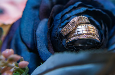 wedding rings in bouquet