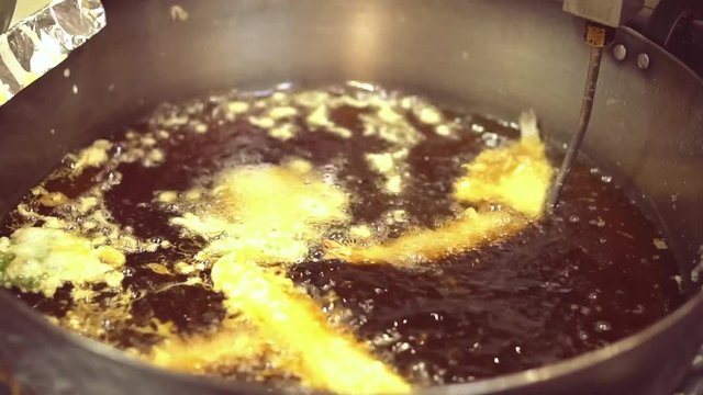 Work of the tenpura chef｜天ぷらを揚げる