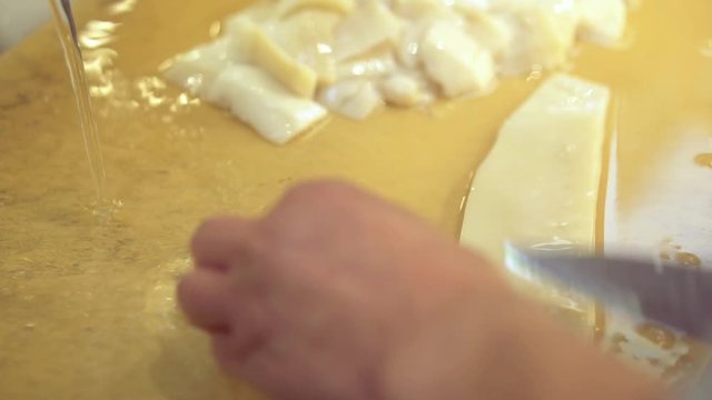 Work of the tenpura chef｜イカを切る
