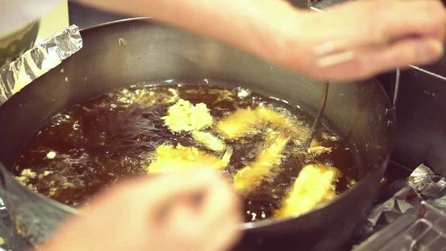 Work of the tenpura chef｜天ぷらを揚げる