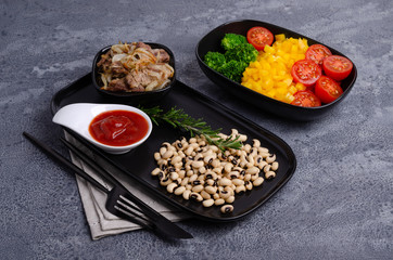 Beans with vegetables and meat