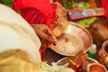 Obraz na płótnie Canvas Traditional indian wedding ceremony, groom and bride hand