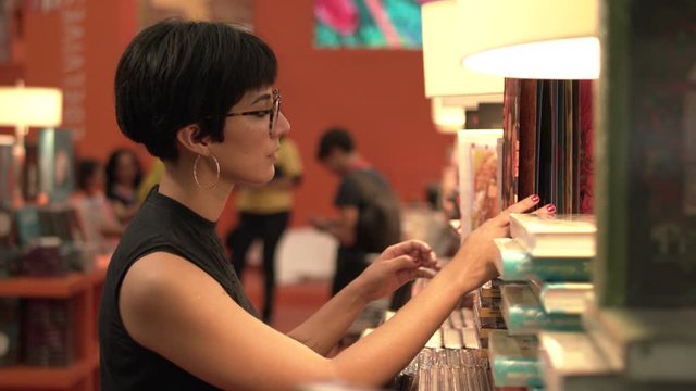 Mujer busqueda de libros