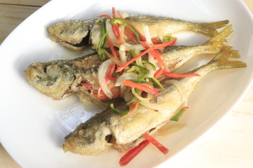 アジ南蛮漬け, アジを揚げたものを薬味のきいた酢のソースにマリネしたもの