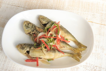 アジ南蛮漬け, アジを揚げたものを薬味のきいた酢のソースにマリネしたもの