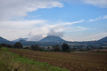 Naklejka premium Piasaje de valle y montaña en Michoacan Mexico