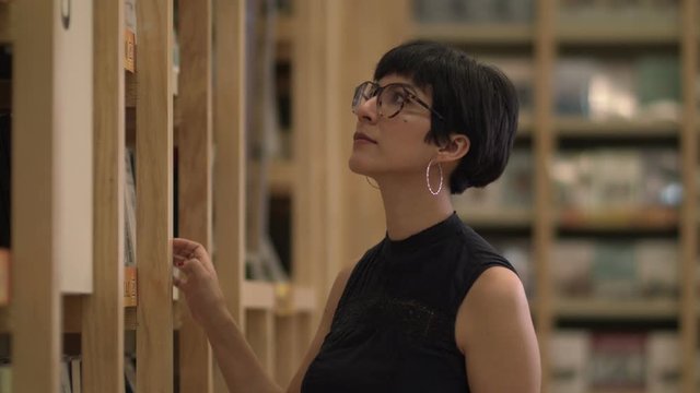 Mujer buscando libro