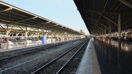 Obraz premium The central Krungthep Hua Lamphong railway station with people on platforms at BANGKOK, THAILAND