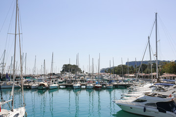 Obraz premium May 2019, Kemer, Turkey. Yachts on pier in bay