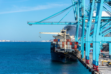 Barco mercante portacontenedores