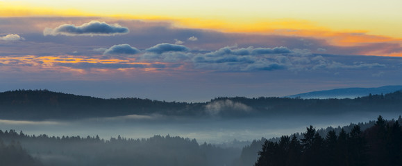 Morgengrauen über dem Tal-Landschaftsbanner mit Bodennebel und schönen Wolkenformationen