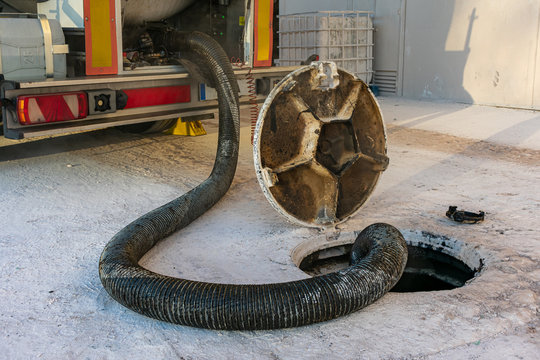 Camion cisterna de mercancias peligrosas descargando en deposito  subterraneo.