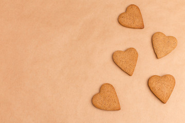 Obraz premium ginger biscuit heart on craft paper