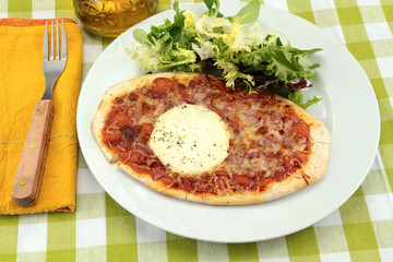 Individual pizza with goat cheese