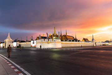 Fototapeta na wymiar Evening Atmosphear around Grand Palace (Wat Phra Kaew)