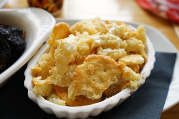 Close up macaroni and cheese served with crispy crackers