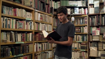 JOVEN LEYENDO