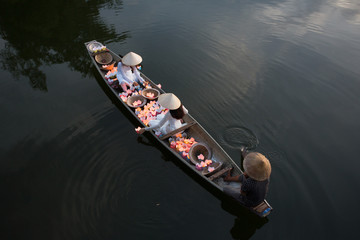 Obraz premium River lanterns and traditional Vietnamese dress, Hue, Vietnam