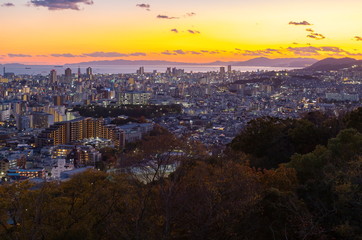 夕焼け空と神戸の街、神戸市中央区諏訪山公園から兵庫区・長田区方面を望む
