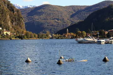 Panorama del lago di Lugano vicino a Ponte Tresa, Varese, con alberi, lago e Monte Generoso