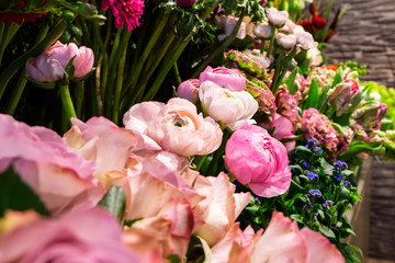 Obraz na płótnie Canvas Viele rosa Pfingstrosen in einem Blumenladen
