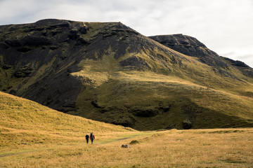 Obraz premium Hiking through the vast landscape