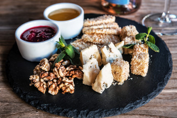 cheese slicing with rose wine
