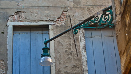 Straßenbeleuchtung in Vendig,  Historische Lampe in der Altstadt von Veneigig