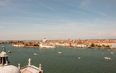 Una panoramica de Venecia al atardecer por el gran canal 