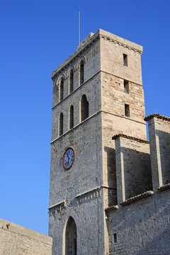Der Kirchturm der Kathedrale Santa Maria de les Neust in der Altstadt von Ibiza