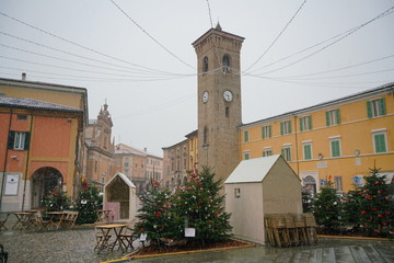 Neve nella piazza di Bagnacavallo decorata per il Natale