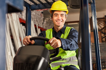 Gabelstaplerfahrer auf dem Gabelstapler