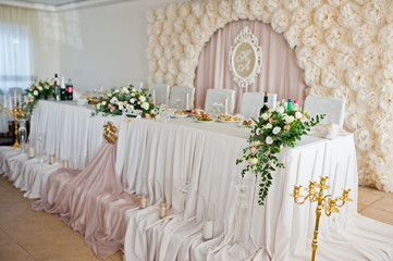 Fototapeta na wymiar Beautiful wedding set decoration in the restaurant.