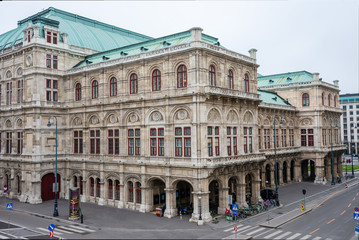 Obraz premium Amazing view of Vienna State Opera from Albertina museum