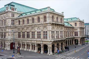 Fototapeta na wymiar Amazing view of Vienna State Opera from Albertina museum