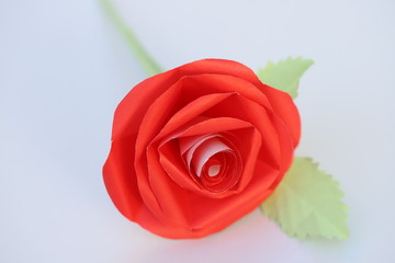 折り紙で作った赤いバラ