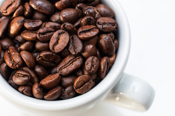  geröstete Kaffeebohnen in einer Tasse