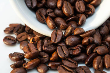 geröstete Kaffeebohnen in einer Tasse