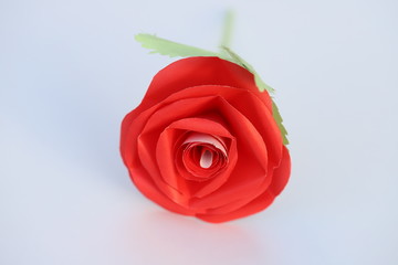 折り紙で作った赤いバラ