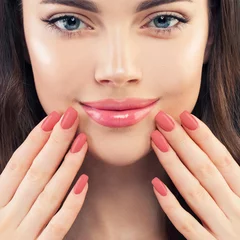 Gordijnen Vrouwelijke hand met gemanicuurde nagels. Roze lippen make-up en roze nagellak, beauty manicure concept © millaf