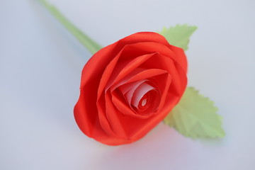 折り紙で作った赤いバラ
