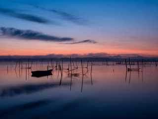 朝焼けが美しい千葉県印旛沼の風景　湖面のリフレクション