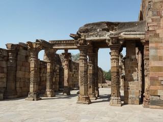 Obraz premium Ruins of an ancient mosque, in the Qutb complex, a UNESCO World Heritage Site in the Mehrauli area of Delhi, India.