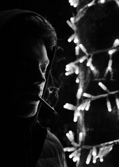 Foto scattata ad un ragazzo che fuma una sigaretta.