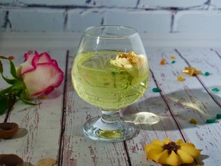 glass of white wine and rose 