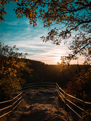 Aussicht am Hexentanzplatz im Harz in Thale in Sachsen-Anhalt zur goldenen Stunde