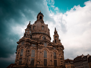 Frauenkirche in Dresden in Sachsen kurz vor einem Regenschauer