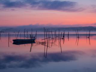 朝焼けが美しい千葉県印旛沼の風景　湖面のリフレクション