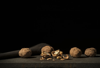 noci su fondo nero altra vista