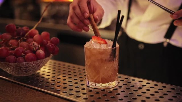 Preparaci&oacute;n de Cocktail en Barra de Bar